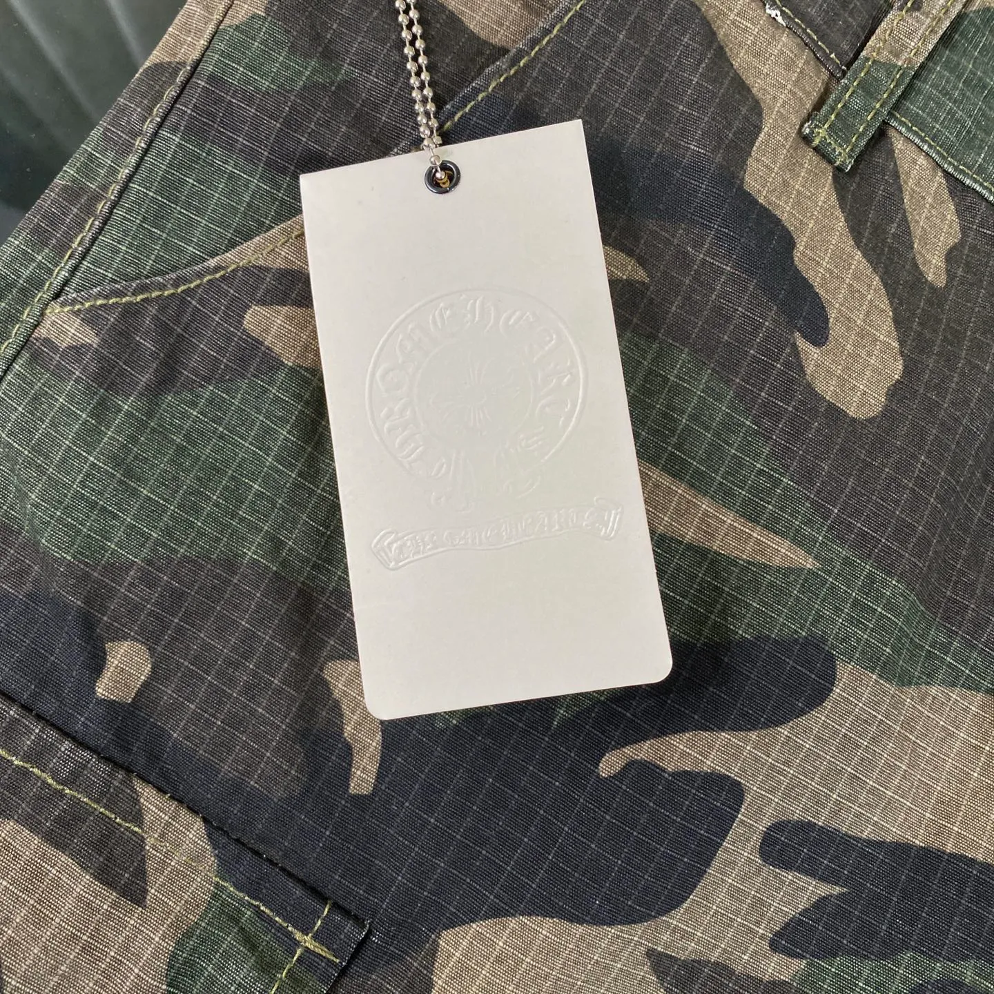 P280 CH Chromehearts camouflage work jeans, priced at 34W level, patchwork cross pattern embellishment, washed jeans! ! An absolutely high-end luxury product, a 1.9W-level god-level single product, a super popular product, made by top heavy industry, a magic weapon that cannot be missed! [About Zangyin] This is an extremely luxurious fashion brand that can also be called the aristocracy of the high street. It has always been an exclusive brand for some hipsters or rich second generations. Compared with ordinary high streets, it is more luxurious and noble. Compared with luxury brands, it is more fashionable and individual. It has always been a brand that I have a special liking for. [Top heavy industry fashion design] Consistently high-street luxury style. Speaking of this style, the Zangyin family and GU family are definitely the leading representative brands. Especially the Zangyin family has really achieved a state-of-the-art effect in creating high-street style. The unique washed material is used to create this style. The color system is already quite eye-catching. After it is decorated with patchwork cross flowers, it cleverly highlights the charm of the brand. Secondly, this style uses classic The high-waist cutting design highlights the long legs and fashionable temperament of the upper body. The brand is highly recognizable and the slim fit configuration is more suitable for daily wear. It is a product that interprets personality, fashion, and specifications at a glance. This single product is enough to make any fan excited. It can be a white T-shirt for a youthful college style, or a tight suspender for a royal style. It has strong matching ability and can be easily controlled by men.  [Materials and craftsmanship] Needless to say, this point goes without saying. As an excellent craftsman brand, Zangyin’s requirements for details and craftsmanship are really perfect. The washed color of this model has gone through so many processes, not to mention the embellishment of denim appliques. It is also purely hand-made and sewn. Just like what they believe in, only hand-made things have soul and have the meaning of wear. A top-notch heavy-duty fashionable denim item, I look forward to your perfect interpretation! !  Color: Camouflage Size: 28-36